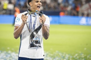 Jarell Quansah avec le trophée du champion d'Europe M21 KEYSTONE/EPA/JOZEF JAKUBCO